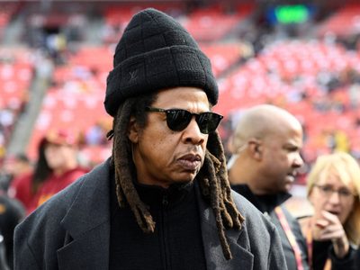 Acusan a Jay-Z de violar a una niña de 13 años junto con Sean “Diddy” Combs