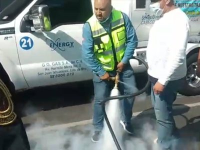 Fiscalía investiga a repartidor que roció gas a policías; Sener condena violencia