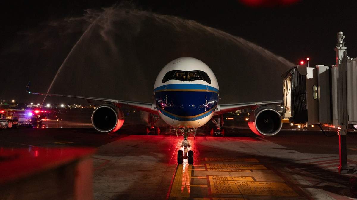Chorros de agua dieron la bienvenida al avión que reinauguró la ruta Shenzen-Ciudad de México