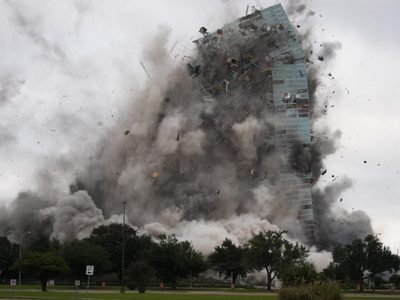 Demuelen edificio de 22 niveles en Luisiana dañado por huracanes