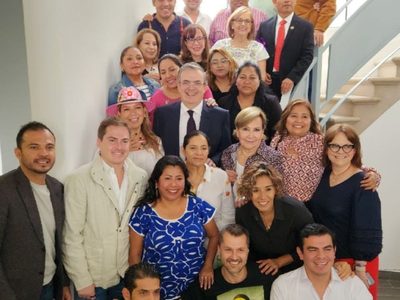 Ebrard se reúne con sus cada vez menos operadores políticos