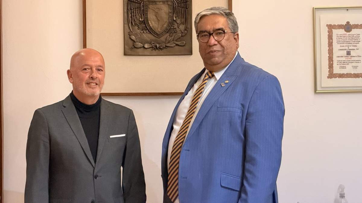 Juan Pablo Becerra-Acosta publicó una fotografía con Mauricio López, director General de Comunicación Social de la UNAM