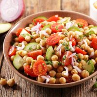 Ensalada tibia de garbanzos: con pocos ingredientes y un resultado gourmet, una receta que destaca por su sabor