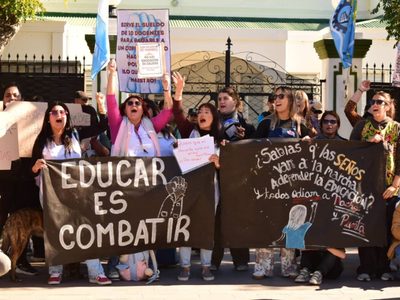 Chubut: más de dos mil docentes se movilizaron en Rawson contra los salarios de hambre