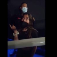 #LadyCinépolis agrede al empleado de una sala que le pidió bajar los pies del asiento delantero