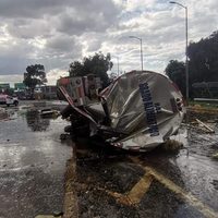 Pipa sin frenos choca en la caseta de cobro San Marcos; hay tres heridos