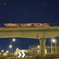 “Madrid odia al Real”: cuelgan muñeco con la playera de Vinicius Jr. en un puente