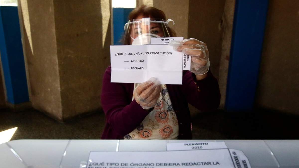 Los chilenos deberán responder a una pregunta: "¿Quiere usted una nueva constitución?" Fuente: (Twitter)