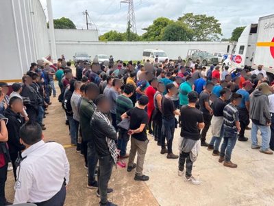 Detienen en Veracruz a más de 300 centroamericanos hacinados en un tráiler