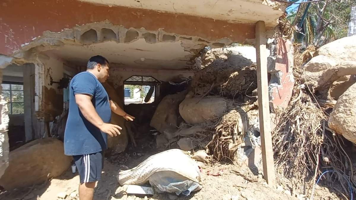 Casa de Acapulco dañada por rocas tras el paso del huracán Otis