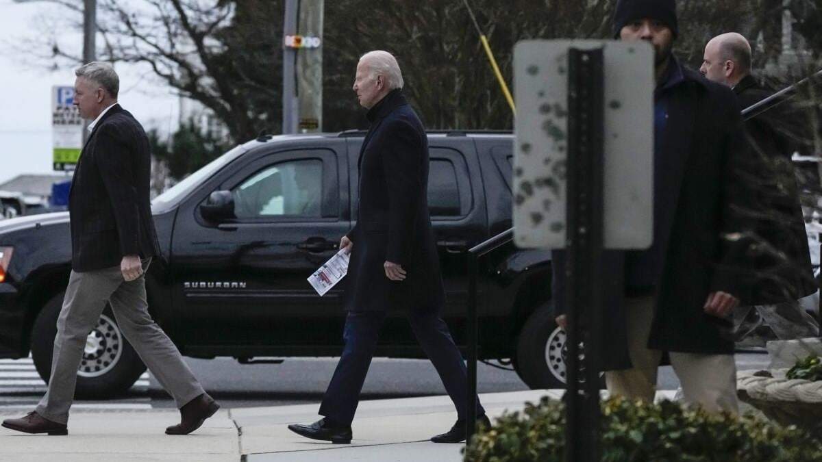 El presidente Joe Biden se retira de la iglesia católica de St. Edmund tras asistir a una misa en en Rehoboth Beach, Delaware