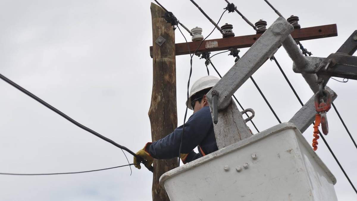 El tendido eléctrico de Bahía Blanca quedó destruido tras el temporal. Fuente: (Twitter)