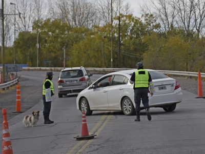 Fuerte choque en Centenario: uno de los autos quedó destrozado