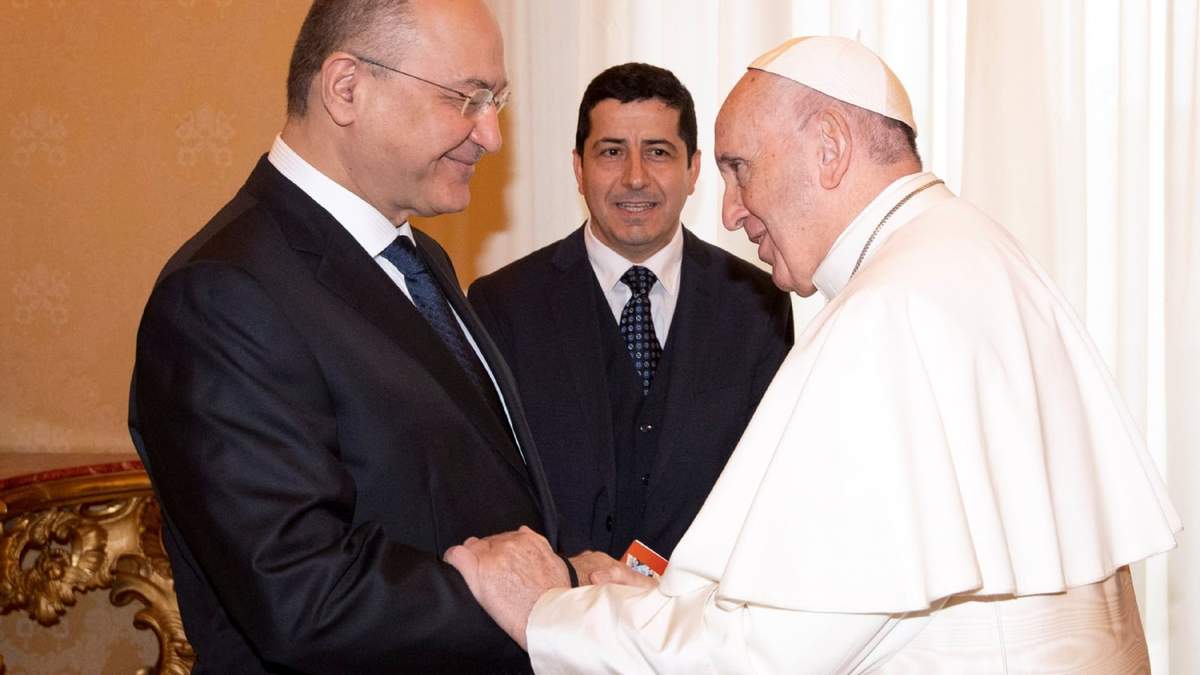 El papa Francisco junto al presidente de Irak, Barham Salih, en enero de este año. Fuente: (Twitter)