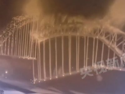 El colapso de un puente en China mata al menos a 12 trabajadores de una construcción (Video)