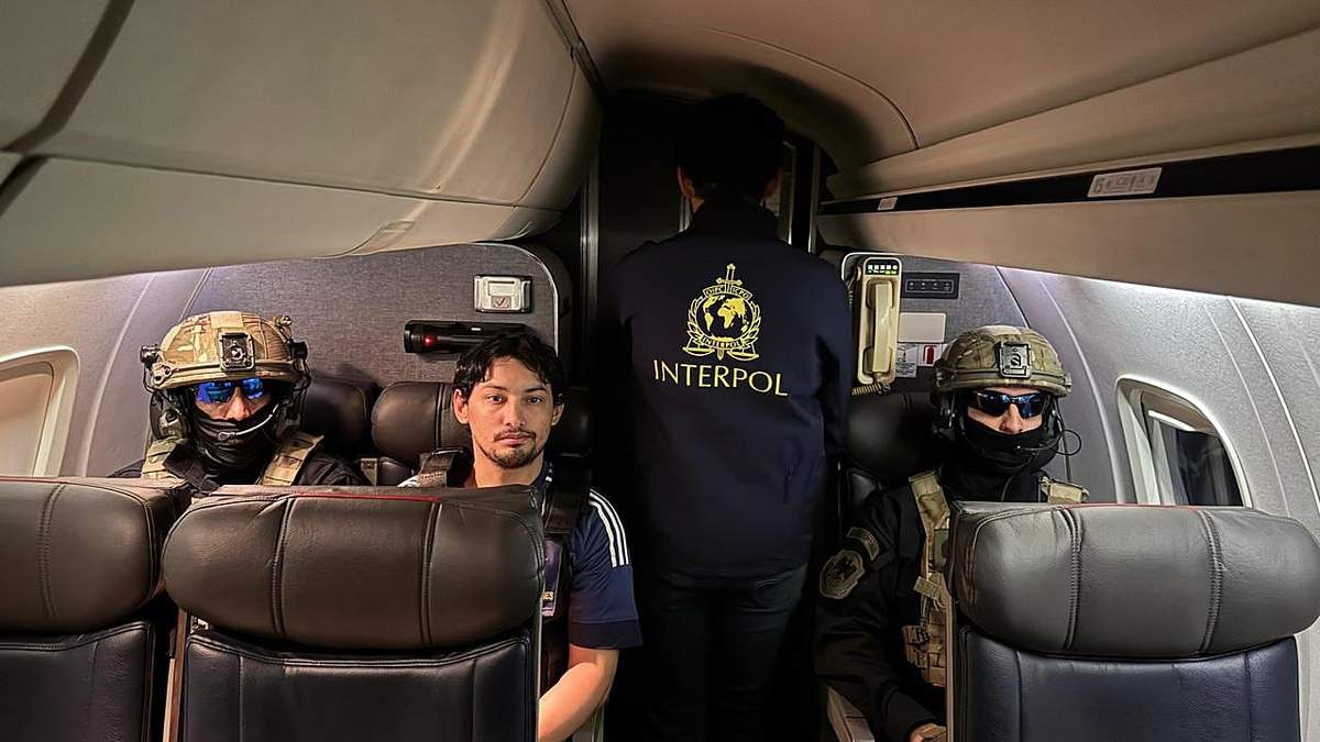 El avión de la Fuerza Aérea que trasladaba a Matías Agustín Ozorio, uno de los implicados en el triple crimen de Florencio Varela, arribó esta noche al aeropuerto de El Palomar, confirmaron las autoridades.