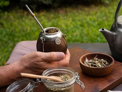 Mate para desinflamar: prepará este mix de hierbas para estar bien de la panza y tomar calientito con este frío