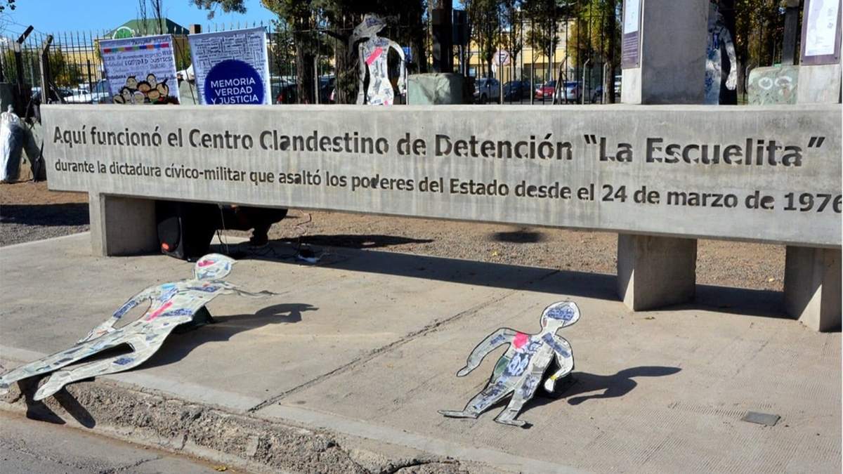Monumento en el predio "La Escuelita". Fuente (redes sociales).