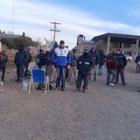 Trabajadores de la bodega "Del Fin del Mundo" bloquearon los accesos a la empresa