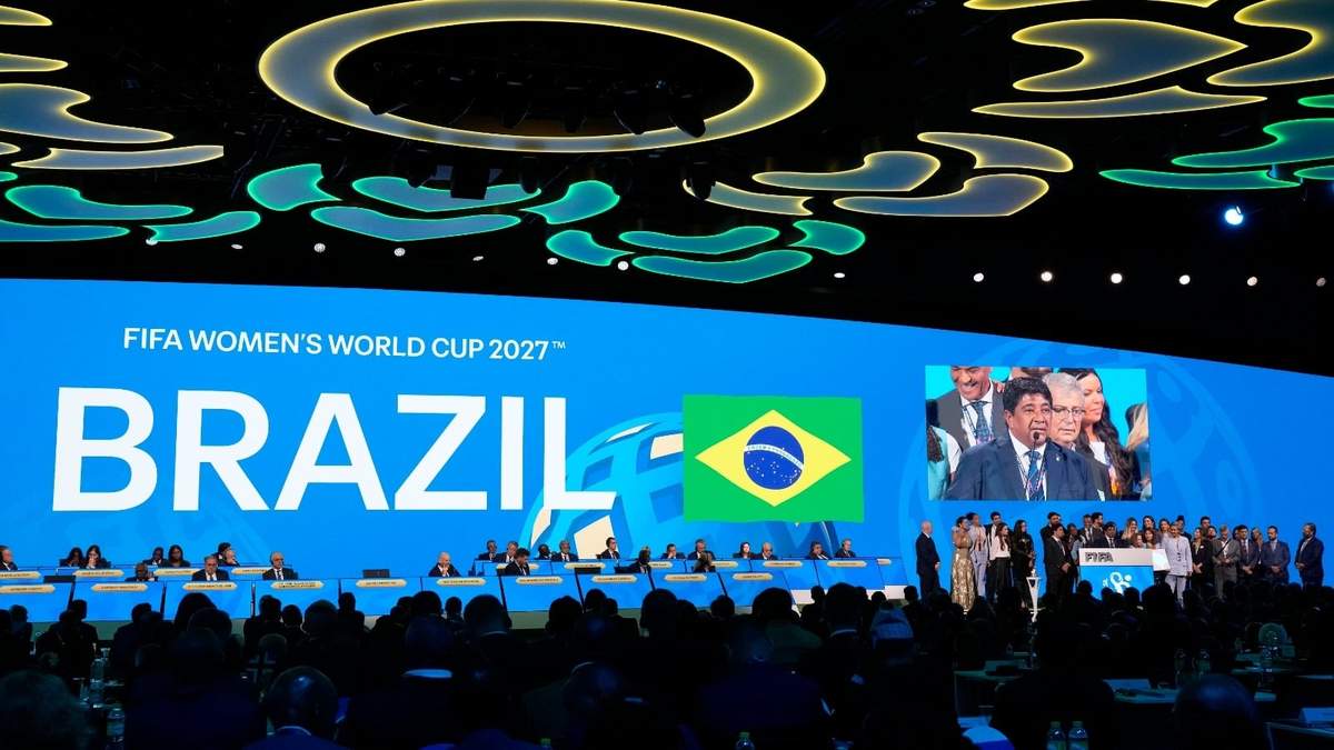 El presidente de la Confederación Brasileña de futbol, Ednaldo Rodrigues, pronuncia un discurso luego que Brasil obtuviera la sede del Mundial femenino de 2027