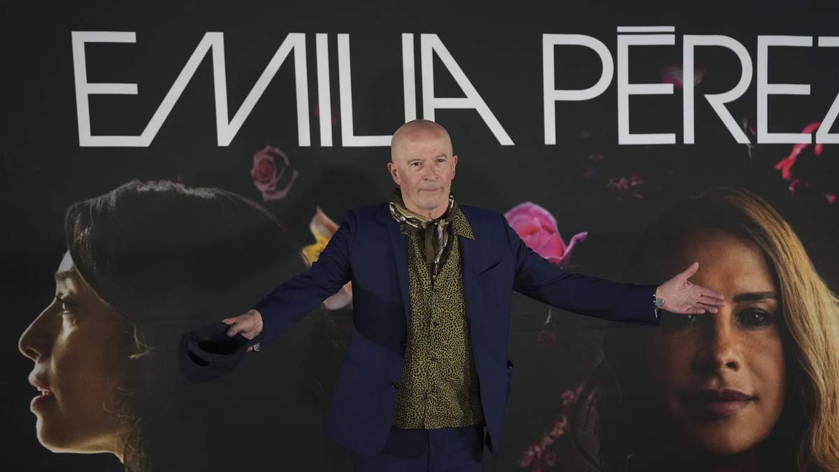 El director Jacques Audiard hace un gesto durante una conferencia de prensa para promover la película "Emilia Pérez"