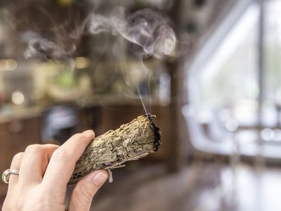 Con 2 ingredientes: cómo saber si hay malas energías en tu hogar y cómo eliminarlas por completo