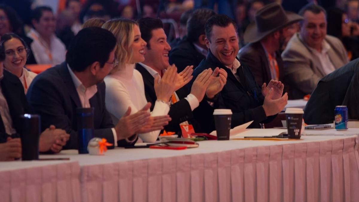 Samuel García, Mariana Rodríguez y Luis Donaldo Colosio en la convención de MC