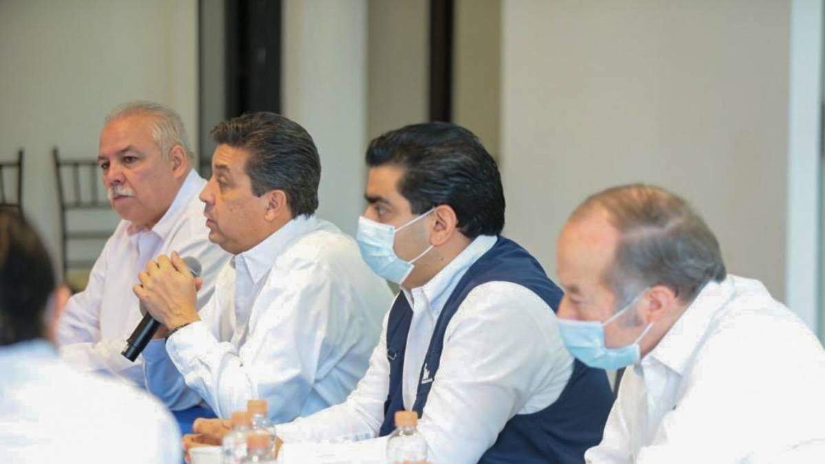 El gobernador publicó este lunes en Twitter fotos de una reunión que sostuvo con colaboradores