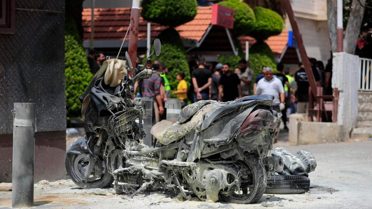 Una motocicleta quemada tras un ataque israelí frente al hospital Salah Ghandour en el sur de Líbano