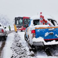 Patagonia bajo la nieve: caminos cerrados, carros varados y personas evacuadas
