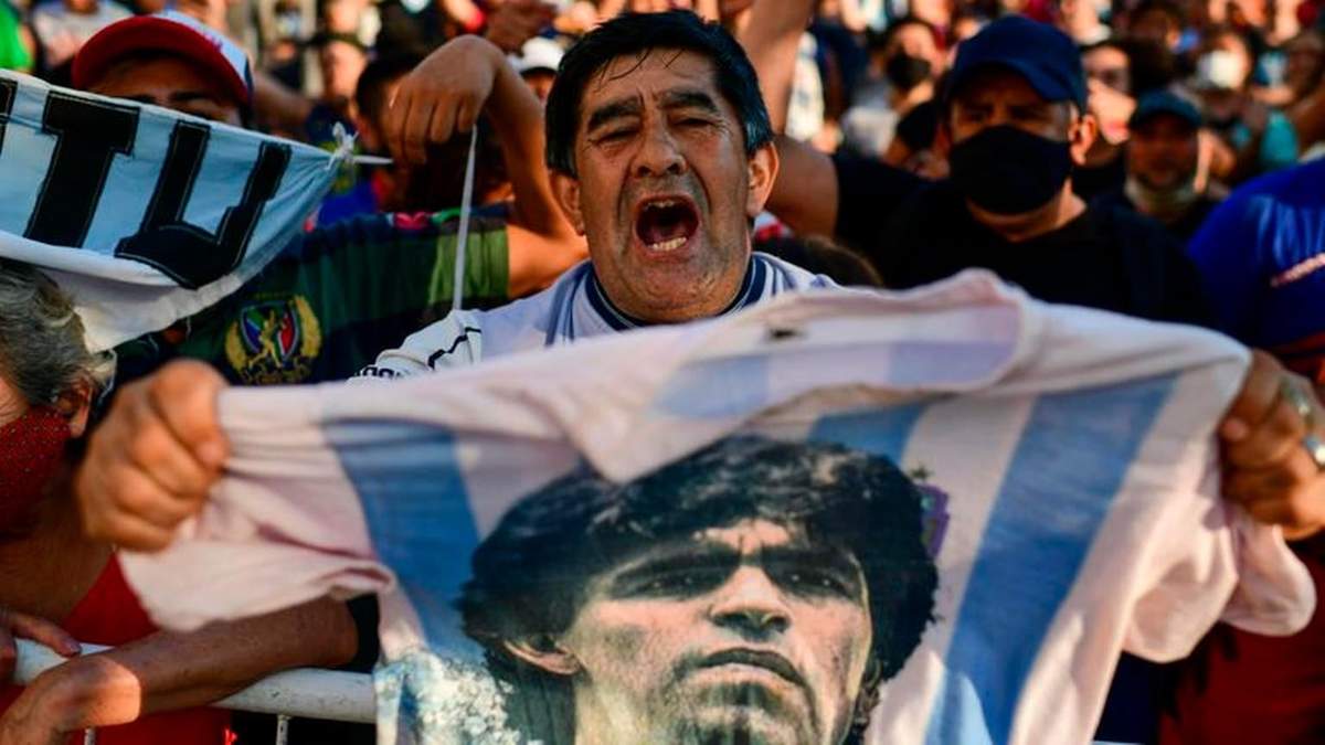 Fanático llora a Diego Armando Maradona. Fuente: (Twitter)