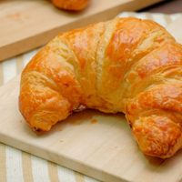 Medialunas caseras: una receta ideal para que los desayunos y meriendas sean riquísimos