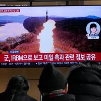 Corea del Norte dispara presunto misil balístico hacia su mar oriental