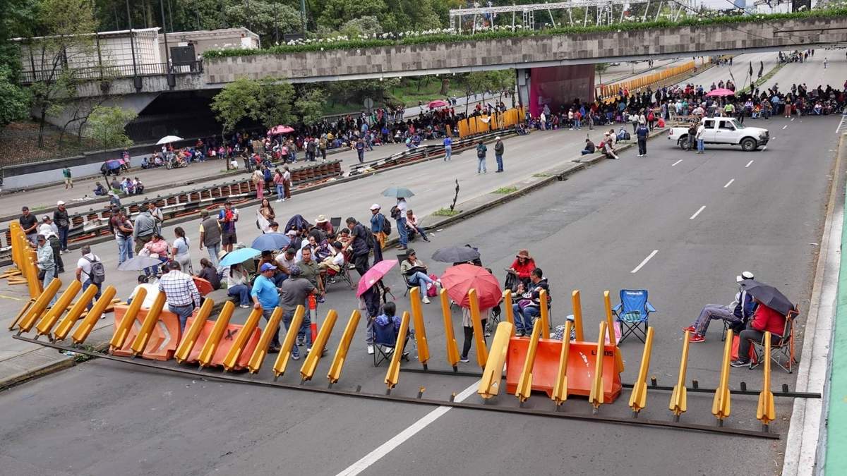 CIUDAD DE MÉXICO, 28MAYO2026.- Integrantes de la Coordinadora Nacional de Trabajadores de la Educación (CNTE), realizaron un bloqueo sobre Circuito Interior a la altura de su cruce con Reforma los inconformes, exigen un diálogo con Claudia Sheinbaum, presidenta de México, en atención a sus demandas sobre la abrogación de la Ley del ISSTE del 2007, entre otras mejoras laborales