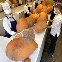 El mejor pastelero del mundo llevó huevos de chocolate a personal sanitario