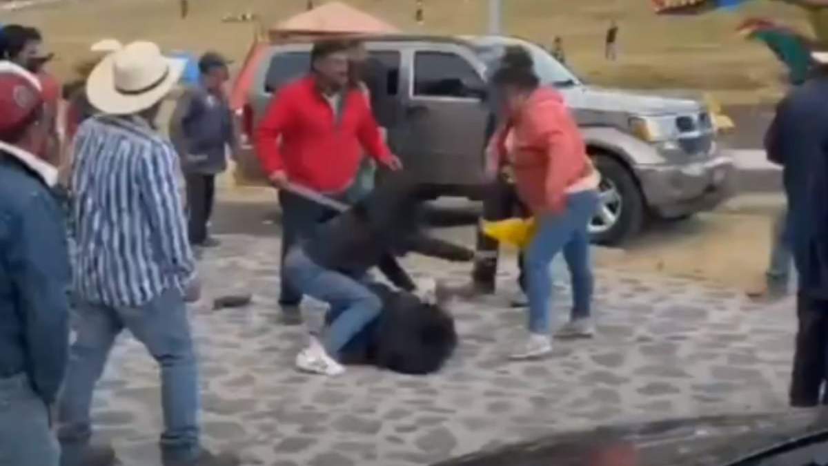 El momento en el que golpean a uno de los jóvenes