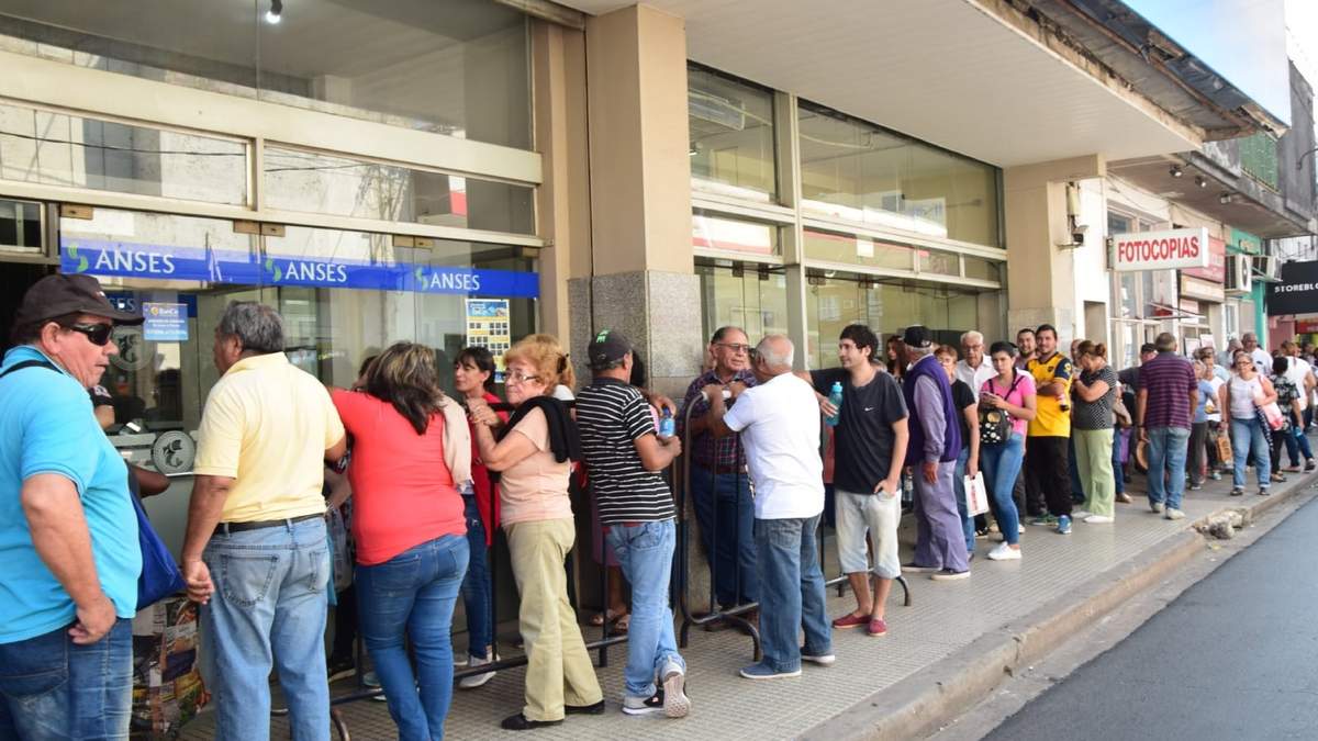 Largas filas en los bancos. Fuente:(Twitter)