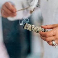 El sencillo pero poderoso ritual para realizar este primer jueves de mes para atraer el dinero y la abundancia a tu vida