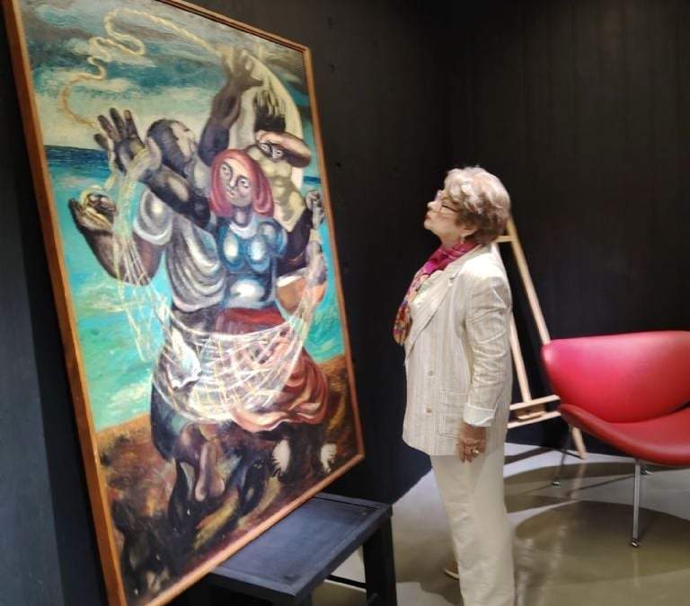 González Matute frente a "La Pescadora", en Argentina