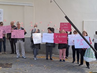 "Obrador, traidor; el INE no se toca", corean frente a la embajada de México en España (Video)