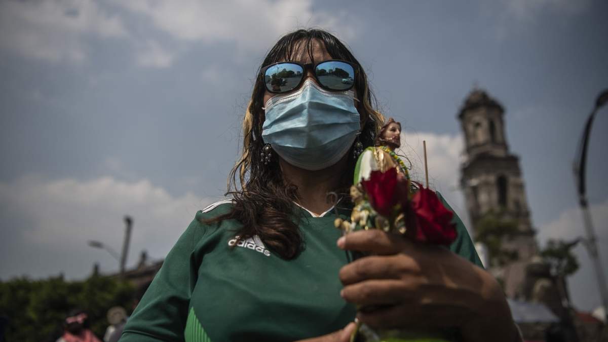 Feligreses acuden a San Hipólito