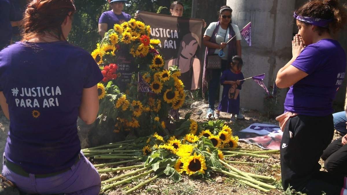 Ofrenda en Tepoztlán en el sitio donde hallaron el cuerpo de Ariadna Fernanda