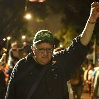 El puño en alto*