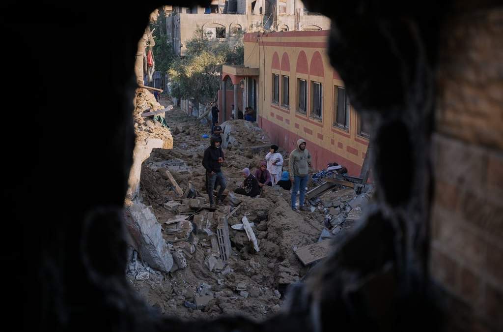 Palestinos inspeccionan los escombros de un edificio destruido en un ataque israelí en Deir al-Balah, en el centro de la Franja de Gaza, el viernes 29 de mayo de 2026