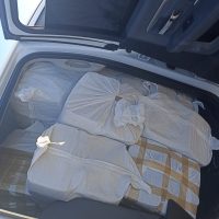 Guardia Nacional descubre 200 recipientes llenos de droga cristal en el Valle de Mexicali