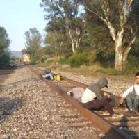 Normalistas bloquean vías del tren en Arteaga, Michoacán