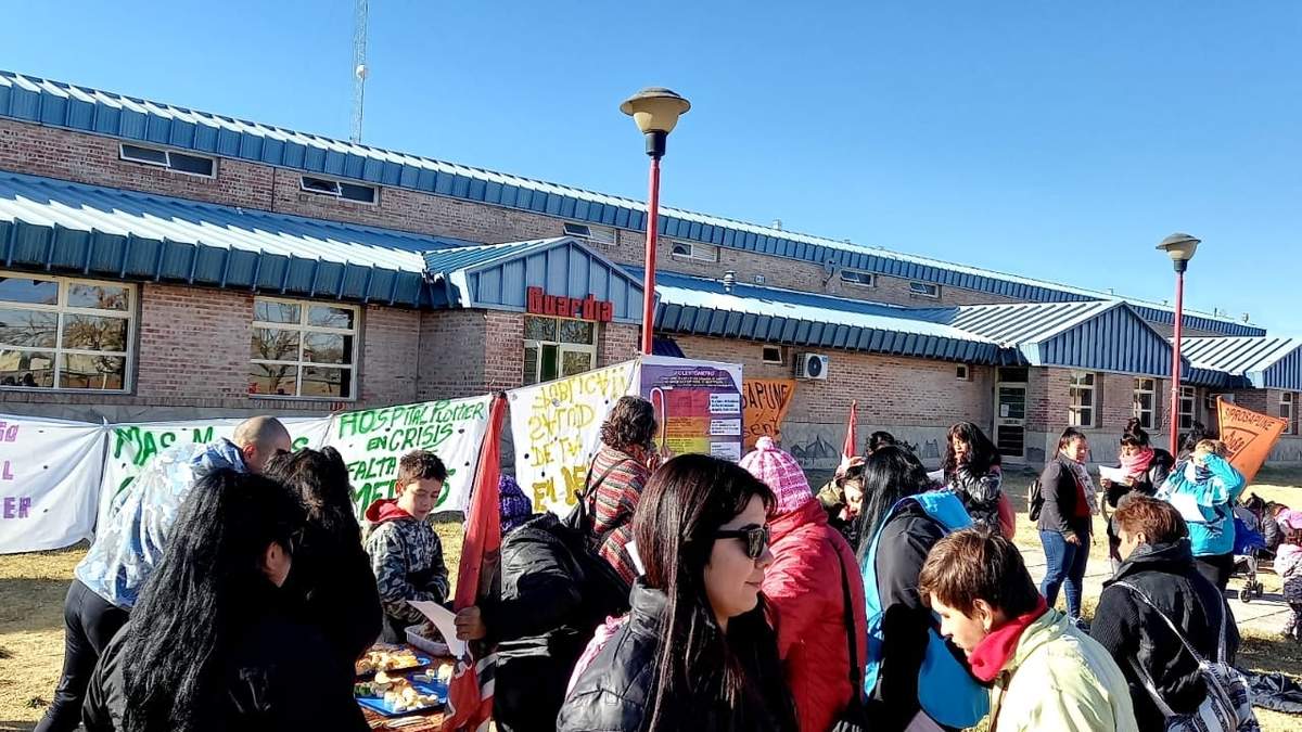 Concentración en las puertas del hospital de Plottier. Fuente: (Facebook)