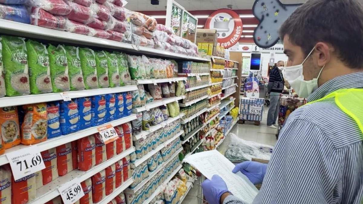 Góndolas de supermercado con nuevos precios en sus productos. Fuente: (Twitter)