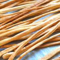 Grisines de avena, queso y cebolla: crujientes y llenos de sabor, una receta perfecta para las picaditas