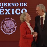 Poniatowska en la mañanera: 'ahí va la 4T”; 'no hay prensa fifí, sólo gente chambeadora”